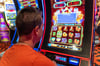 Ein 61-Jähriger hat am Spielautomat im Enscheder Casino den Jackpot abgeräumt – und den Gewinn mit seinen Begleitern geteilt.