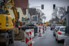 Wegen einer Kanal-Sanierung im März 2024 (Foto) kam es in der Dorfstraße in Jöllenbeck zu massiven Verkehrsbehinderungen. Im Februar drohen nun auf der Jöllenecker Straße Staus.