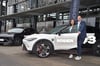 Neue Gesichter bei Rosier in Paderborn (von rechts): Verkaufsleiter Christian Tröster mit Automobilkauffrau Tara Armstrong und dem nagelneuen Smart-Elektro-Coupé #3.