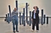 Der Künstler Rodney McMillian und Marta-Direktorin Kathleen Rahn gehen vor der Eröffnung durch die Ausstellungsräume.