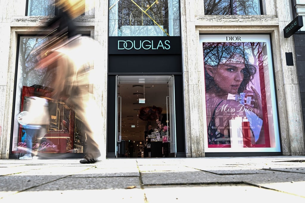 Douglas platziert Aktien am unteren Ende der Spanne