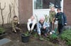 Joris, Vivien, Alaa, Eva und Nikolas kümmern sich in der Garten AG, um die Beete im Schulgarten und machen diese fit für den Frühling.