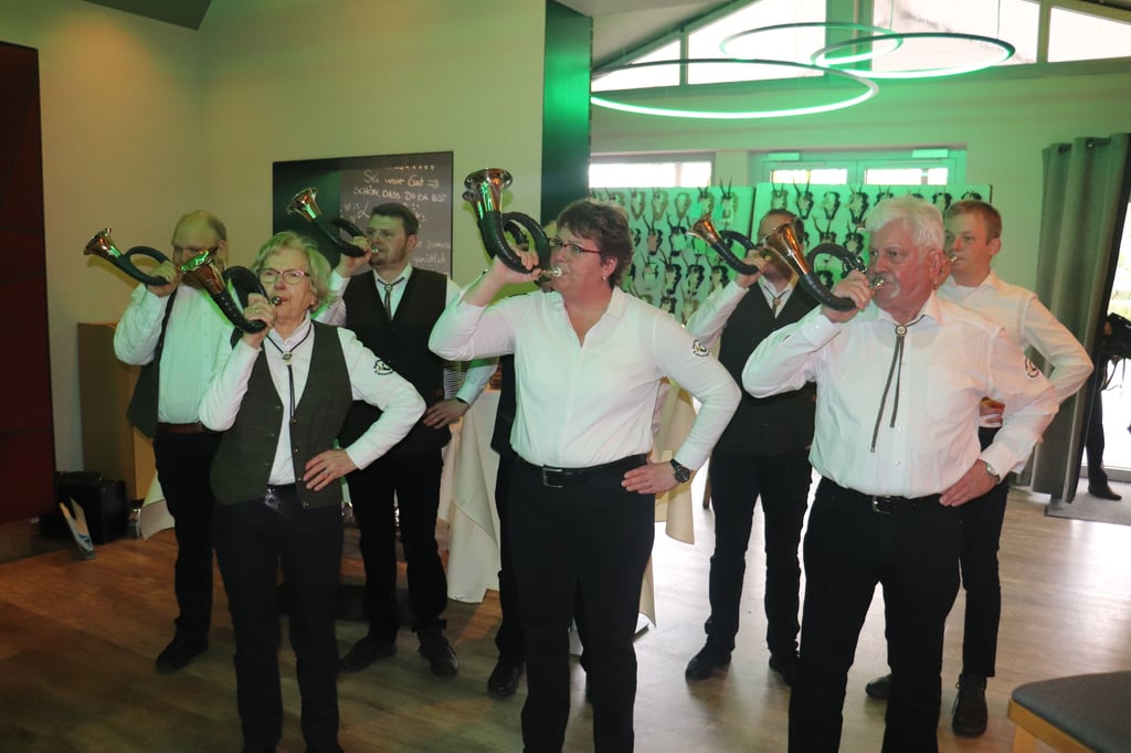 Das Jagdhornbläserkorps untermalte die Generalversammlung musikalisch.