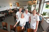 Georg und Josefa Peterburs (von rechts) blicken den letzten Stunden ihres Restaurants mit Trauer entgegen. Mitarbeiterinnen Britta Lütkemeier  und Elisabeth Ramsel (von links) sind dankbar für die Zeit im Restaurant.