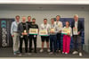 Die Gewinner des vergangenen Jahres: (von links) Prof. Dr. Rüdiger Kabst von der Universität Paderborn mit dem Start-up Team „PLC One“ (2. Platz), dem Gewinnerteam „Puraite“ (1. Platz) und Rika Leder (3. Platz).