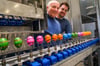 Geschäftsführer Gerd Bergmeier (links) und Prokurist Roman Arent haben nur zu Demonstrationszwecken ein paar bunte Eier in die Maschine eingesetzt. Bei EBM Bergmeier in Enger werden Eierkoch- und -färbemaschinen für den weltweiten Markt hergestellt.