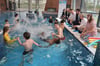 Spaß am Schwimmen und der Bewegung: Genau das sollen die Schwimmkurse für Kinder der ersten bis sechsten Klasse vermitteln, die im Rahmen von „NRW kann schwimmen!“ angeboten und von Schulministerin Dorothee Feller (2.v.r.) am Mittwoch in Münster vorgestellt wurden.