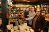Almut Nottelmann (links mit Sohn Nils, 2) ist Inhaberin der Buchhandlung Nottelmann in Spenge in vierter Generation. Ihre Mutter Anne-Juliane Nottelmann unterstützt sie im Verkauf und im Büro.