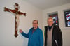 Kirchenvorstandsmitglieder Andreas Thöne (links) und der stellvertretende Kirchenvorstand Hermann-Josef Schnückel freuen sich, dass sie der Gemeinde am Ostermontag das restaurierte Kruzifix vorstellen dürfen.