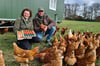 Anna Lena und Johannes Broker mit ihren insgesamt 700 Hühnern und den bunten Eiern, die sie  seit nunmehr fünf Jahren an der Speller Straße anbieten.