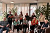 Eine schöne Tradition: Kurz vor den Ostertagen bekommen die Bewohner des Seniorenzentrums Lüningshof Besuch vom Team der Offenen Ganztagsschule und der SPD.
