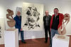 Sie haben in der städtischen Galeria schon mal angefangen, ihre Bilder und Skulpturen zu platzieren: Maler Frank Schmidts (links) und Holzbildhauer Maik Angermaier (rechts). Nachbar und Metallgestalter Christoph Kasper packt mit an.