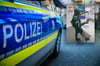 Nach einem bewaffneten Raubüberfall auf ein Geschäft am Bielefelder Südring sucht die Polizei mit Fotos nach dem flüchtigen Täter.