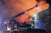 130 Einsatzkräfte sind in der Nacht zu Karfreitag in Willebadessen beim Feuer in einem Handelsunternehmen am Gänsebruch gewesen.