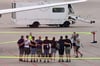 Die Männer, die auf Mallorca wegen Brandstiftung in Untersuchungshaft gesessen haben, stehen nach ihrer Ankunft in Deutschland auf dem Flugfeld auf dem Flughafen Münster-Osnabrück zusammen.