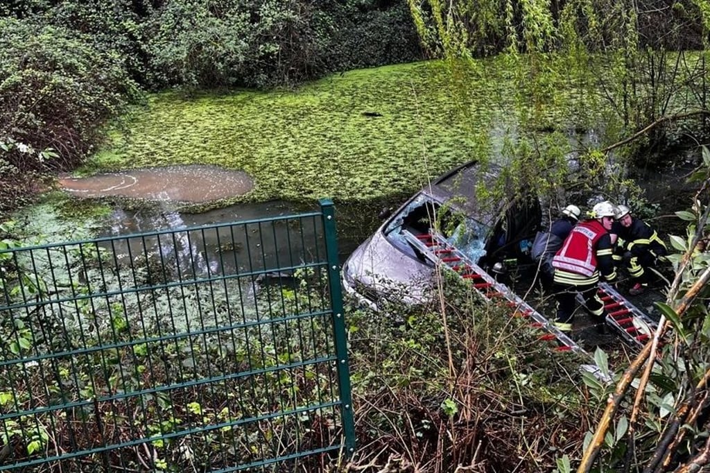 Mann fährt mit Auto rückwärts Abhang runter und landet in Teich