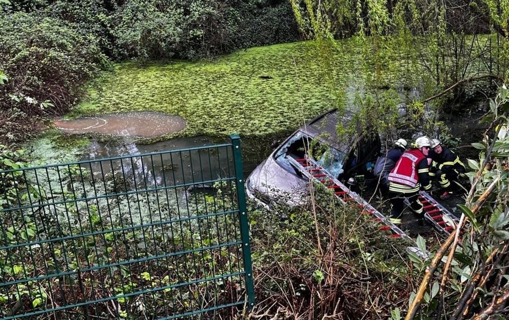 Mann fährt mit Auto rückwärts Abhang runter und landet in Teich