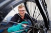 Der Saubermacher: Der Bielefelder Gennadi Neugebauer hat sich mit seinem Zweirad-Handwaschbetrieb „Gennadis Bike-Wash“ selbstständig gemacht.