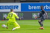 Paderborns Sirlord Conteh trifft zum 1:0 gegen Patrick Drewes.