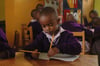 Ein Kind beim Unterricht in Arusha.