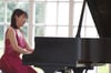 Ganz versunken in ihr Spiel präsentiert Kiyoka Osaka Werke großer Meister in der Reihe „Weltklassik am Klavier“.