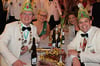 StKG-Präsident Dominik Thiet (rechts) mit seiner Frau Sylvia sowie dem aktuellen Karnevalsprinzen Frederik Stute und Wilma Thorenmeier (Zweite von links), Prinzessin 2023/2024. Damals ahnten wohl nur wenige, dass es für Thiet die letzte Session als Präsident in Steinheim sein würde.