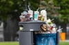 Jede Menge Müll. Der Abfallentsorgungs- und Stadtreinigungsbetrieb Paderborn möchte Jugendliche für das Thema Müll sensibilisieren und baut einen Abfall-Sinnes-Parcours.