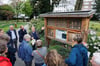 Jürgen Birtsch vom Naturschutzverband BUND Bielefeld (Mitte) erklärt die Bedeutung der Wildbiene mit Hilfe der Brutwand des neuen Lehrpfades, der jüngst auf dem Alten Friedhof am Jahnplatz angelegt worden ist.