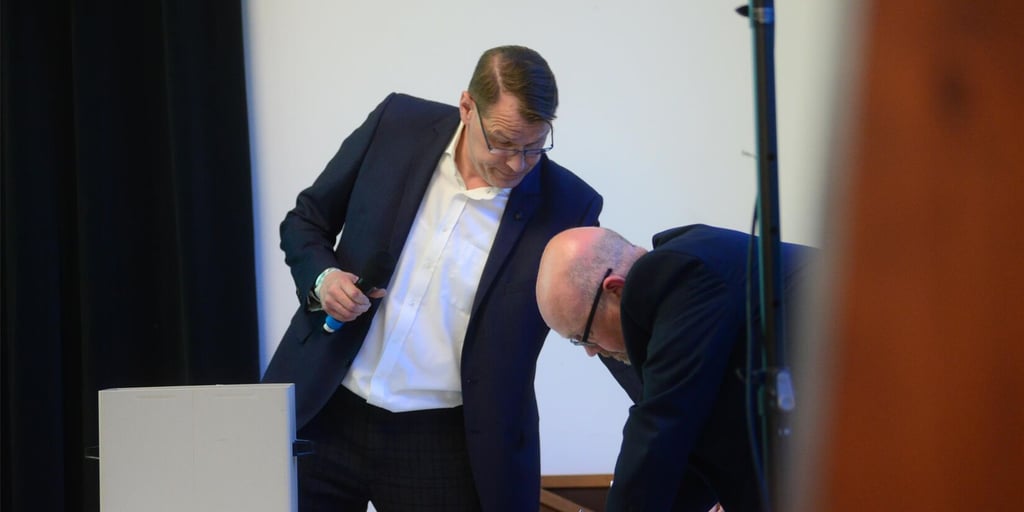 Die Gemeindemitarbeiter Rainer Hachmann (l.) und Christoph Giesel nahmen bei der geheimen Abstimmung über die Auflösung des Teilstandorts Eggerode die Auszählung der Stimmen vor.