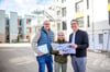Christoph Lampe (von links), Ulrike Kamphues-Janson und Martin Wolf sind mit dem Ergebnis der Kernsanierung des neuen Ulrich Johannsen-Hauses sehr zufrieden.