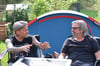 Ingo Knollmann (l.) und Henning Wehland im Gespräch über Auftritte bei Rock am Ring – an einem der ersten warmen Frühlingstage vor stilechter Camping-Kulisse.