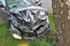 Der Audi wurde nach der Kollision am Samstag (13. April) in Espelkamp gegen einen Baum geschleudert.