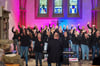 Chorkonzert Golden Glories Halle Richtig in Fahrt kam der Chor Golden Glories beim Song Shackles (Praise you) – da kam auch Bewegung in die Kirchenbänke.