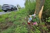 Verwandte und Freunde der tödlich verunglückten Kinder haben Blumen, Kerzen, Plüschtiere und Fotos der beiden Mädchen am Unfallort an der B241 kurz hinter der Abfahrt nach Großeneder niedergelegt.