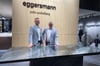 Eggersmann-Geschäftsführer Michael Wunram (rechts) mit Sohn Leon auf der Messe in Mailand. Der Hiddenhauser Küchenhersteller präsentierte seine neuesten Produkte.