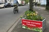 An mehreren Stellen im Kreuzviertel wurden Blumenkübel aufgestellt, um das Parken auf Gehwegen zu verhindern.