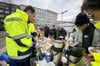 Zusammen mit dem Verein „Ein Lächeln für Dich“ aus Preußisch Oldendorf verteilen Mitarbeiter der Ikea Möbelhäuser aus Osnabrück und Bielefeld warme Lebensmittel an Menschen ohne festen Wohnsitz vor dem Hauptbahnhof Bielefeld.