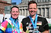 Stolz wie Oskar: Martina Cwojdzinski und Sven Vollmer tragen nach dem Marathon in Tokio die Big-Six-Medaille.