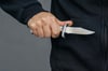Drei junge Männer bedrohten in Bielefeld eine Rentnerin mit einem Messer.