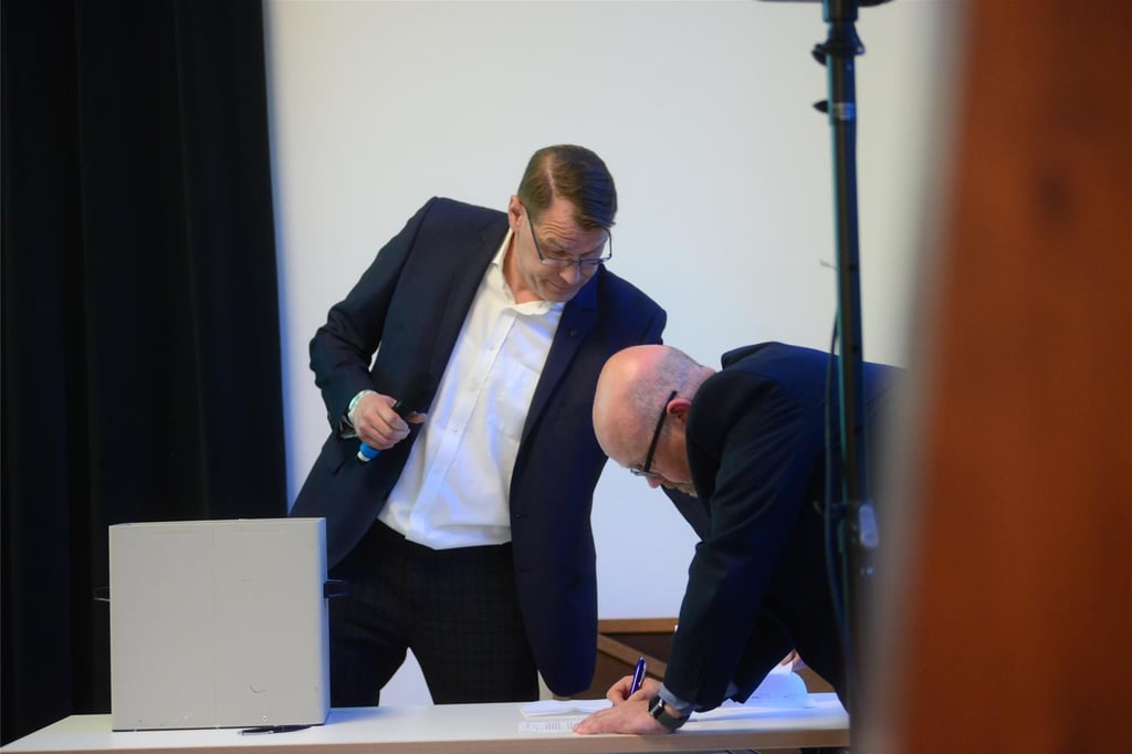 Die Gemeindemitarbeiter Rainer Hachmann (l.) und Christoph Giesel zählten bei der geheimen Abstimmung über die Auflösung des Teilstandorts Eggerode die Stimmen aus.