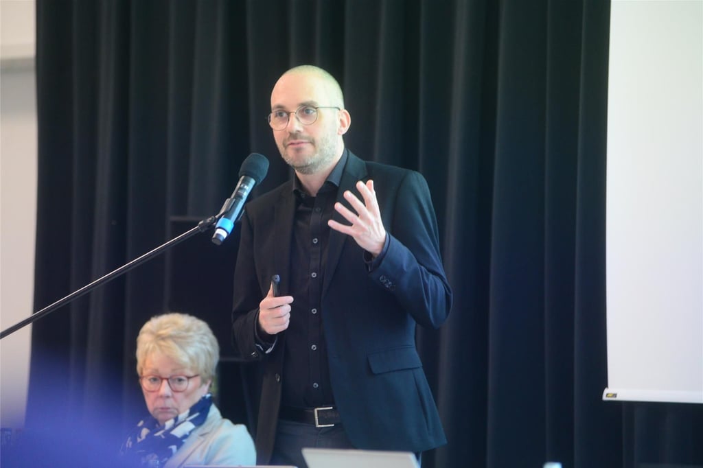 David Rupp von Biregio informierte die Ratsmitglieder und Zuschauer über die prognostizierte Entwicklung der Schülerzahlen an der Brictiusschule.