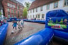 Schüler der Klosterschule spielen im Soccer-Court und werden von ihren Mitschülern angefeuert.