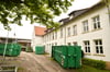 Am Montag, 22. April, soll der Abriss des Altbaus der Grundschule Eidinghausen (rechts) beginnen. Im Hintergrund ist links der Neubau zu sehen.