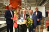 Götz Dörmann (IHK Bielefeld, von links), Julia Wehrmann, Bürgermeister Thomas Meyer und Peter Wehrmann gratulieren Jürgen Niewöhner (Mitte) zu seinem 70-jährigen Berufsjubiläum als Einzelhandelskaufmann.