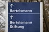 Blick auf ein Schild mit der Aufschrift «Bertelsmann», «Bertelsmann Stiftung».