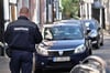 In der Straße Holland kontrolliert ein Mitarbeiter der Stadt die Parkscheine. Künftig soll Parken in Herford deutlich teurer werden.