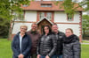 Sie laden zum Schlemmen und Genießen an die Alte Dorfschule ein: (von links) Annette und Thomas Uhlemeyer, Maida und Ilias Ntinos und Luise Strothenke.