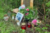 Blumen, abgelegt von Verwandten und Freunden, erinnern an der Unfallstelle an das Unglück. Auch Fotos der verstorbenen Mädchen sind aufgestellt worden, die aus Gründen des Opferschutzes unkenntlich gemacht wurden.