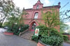 Im März 1986 ist die Musikschule der Stadt Bad Oeynhausen in die renovierte „Rote Schule“ gezogen. Seither ist die Bildungseinrichtung in den Räumen an der Dr.-Louis-Lehmann-Straße zu Hause.