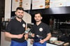 Adil Kochari (24, rechts) hat das Restaurant an der Bahnhofstraße 16a übernommen. Der Name "La Familia" ist Programm. Im Betrieb arbeiten Bruder Haval und weitere Brüder.